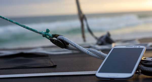 Mobiltelefon auf Kreuzfahrtschiff