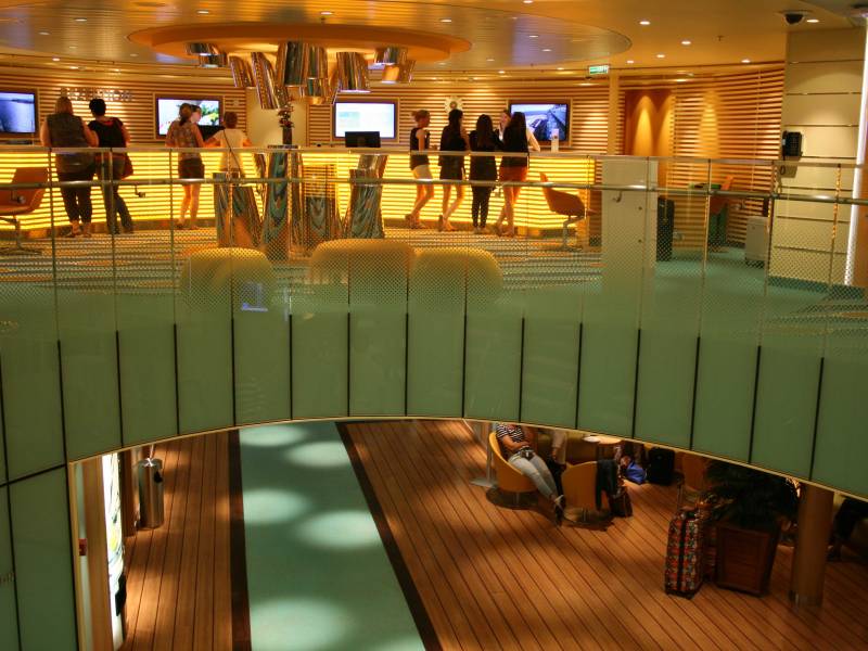 AIDAperla - Rezeption | &uuml;ber Atriumsbereich