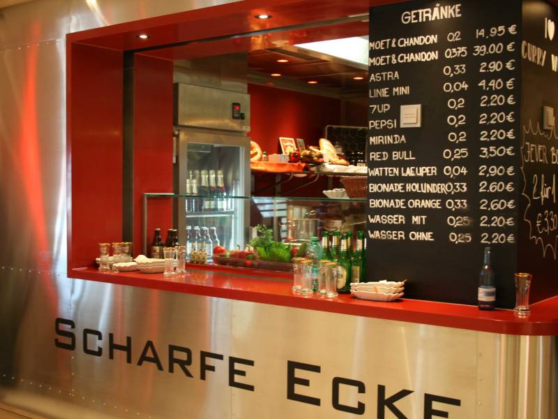 AIDAperla - Curry-Wurst Bar | f&uuml;r den Hunger zwischendurch auf Deck 6