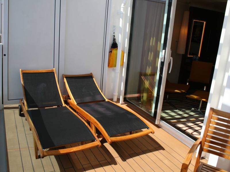 AIDAperla - Panoramasuite | Terasse mit Liegen