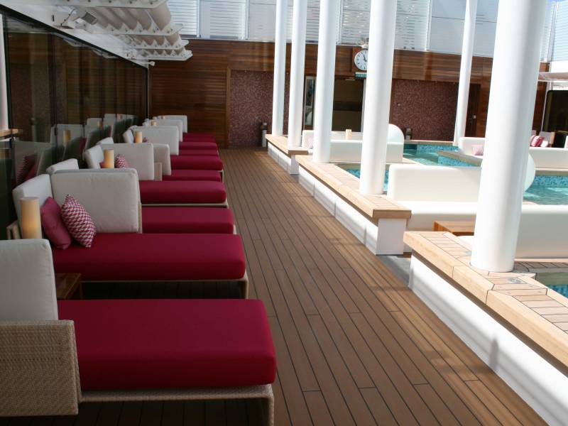 AIDAperla - Patio Deck | Liegen am Pool