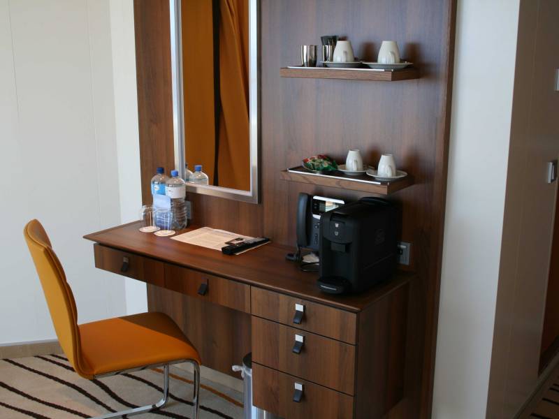 AIDAperla - Deluxe Suite | Wohnbereich mit Espressomaschine