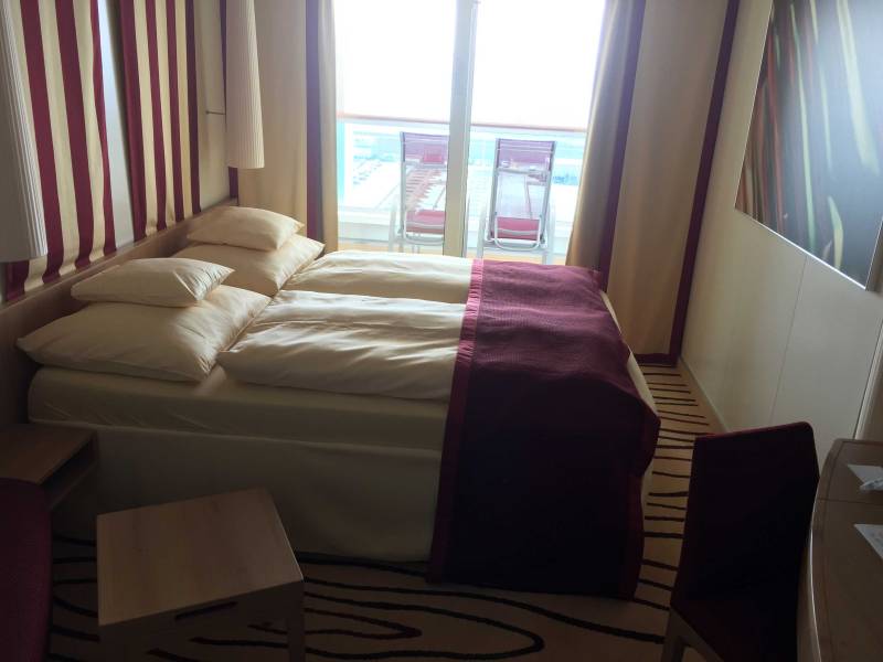 AIDAperla - Verandakabine | Schlafbereich mit Blick aufs Meer