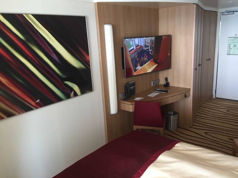 AIDAperla - Verandakabine | Eingangsbereich mit Schreibtisch