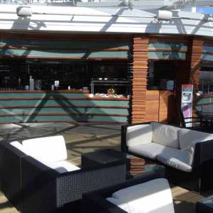 "The One" - Bar  im Au&szlig;enbereich des Yacht-Clubs