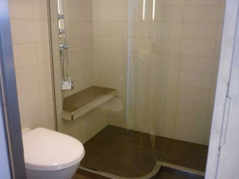 Dusche mit Sitzbank
