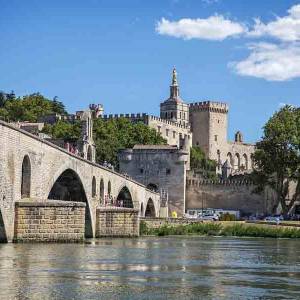 Papstpalast in Avignon mit Rh&ocirc;ne. Historisches Wahrzeichen direkt am Wasser