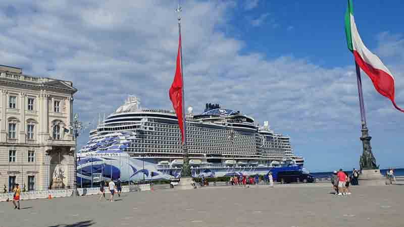 Die VIVA im Hafen von Triest