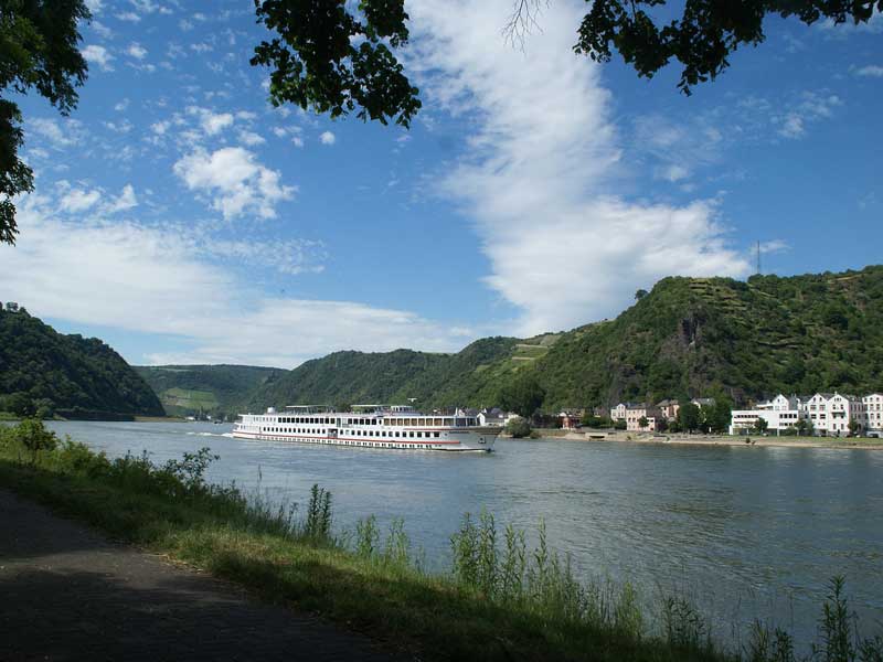 Die Rheinanlagen mit Flussschiff auf Flusskreuzfahrt