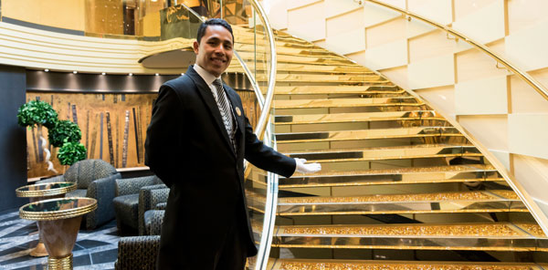 MSC YACHT CLUB Treppe mit Servicekraft