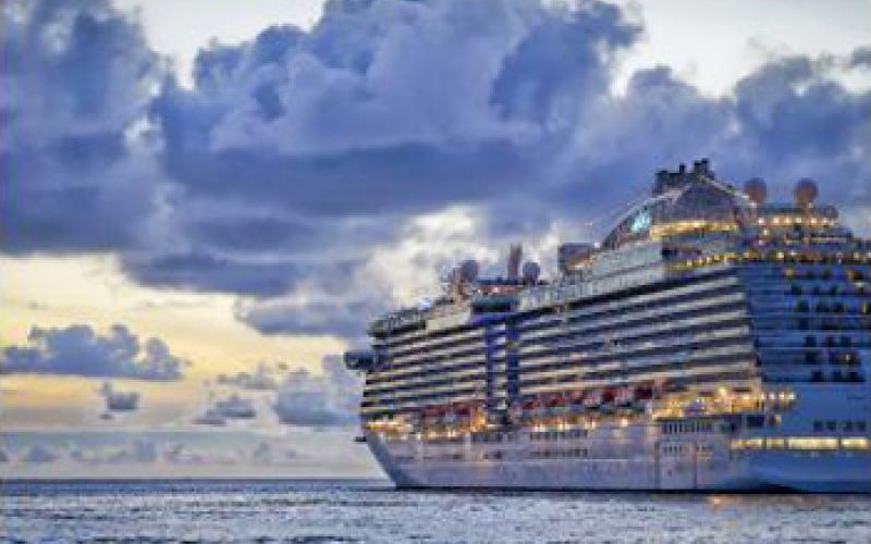 Kreuzfahrtschiff auf dem Meer