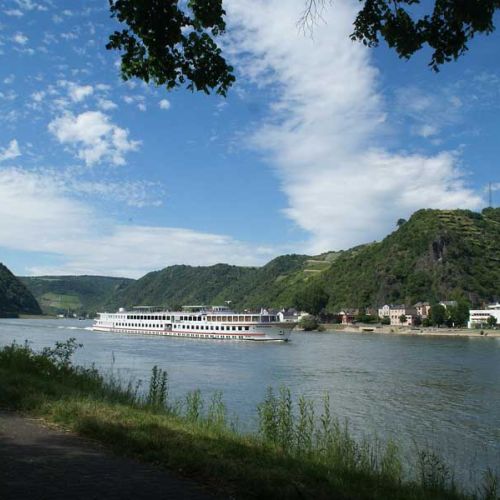 Die Rheinanlagen mit Flussschiff auf Flusskreuzfahrt