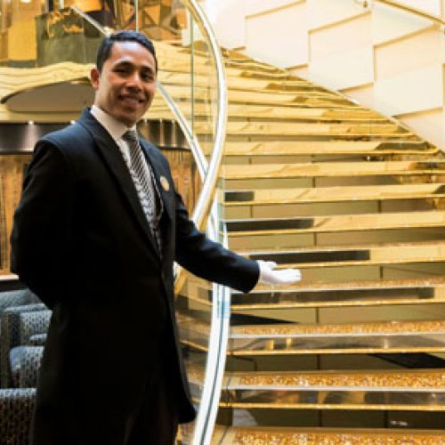 MSC YACHT CLUB Treppe mit Servicekraft