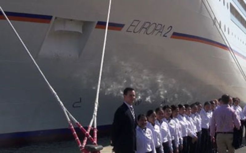 Kreuzfahrtschiff mit Schiffsmanschaft