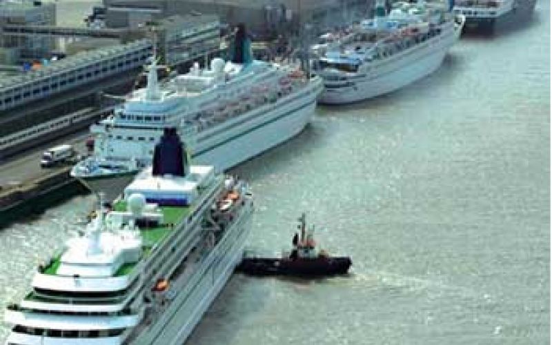 Schiff am Hafen mit Nachtbeleuchtung